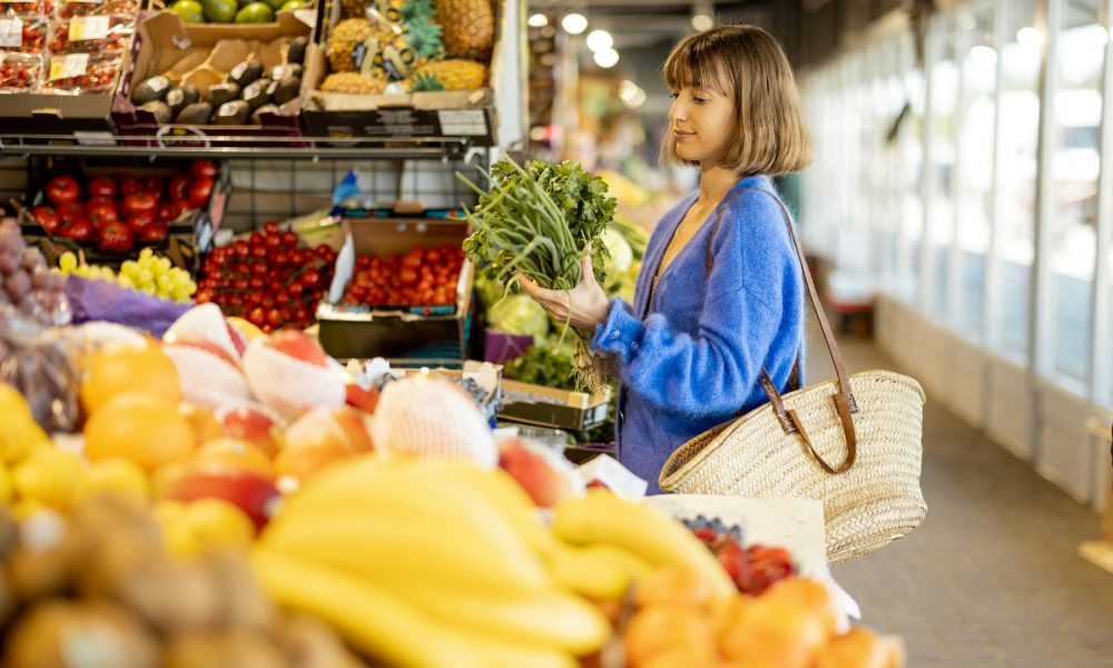 Frau beim Lebensmittel-Einkauf im Supermarkt. (Foto: Getty Images/Unsplash+)