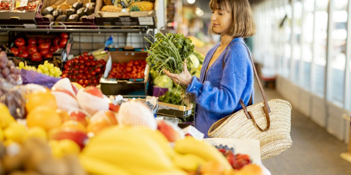 Frau beim Lebensmittel-Einkauf im Supermarkt. (Foto: Getty Images/Unsplash+)