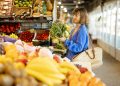 Frau beim Lebensmittel-Einkauf im Supermarkt. (Foto: Getty Images/Unsplash+)