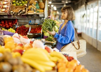 Frau beim Lebensmittel-Einkauf im Supermarkt. (Foto: Getty Images/Unsplash+)