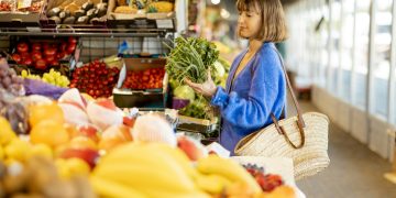 Frau beim Lebensmittel-Einkauf im Supermarkt. (Foto: Getty Images/Unsplash+)