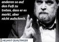 Helmut Qualtinger hat in seinen Stücken und Büchern den Österreicher:innen auf charmante Weise den Spiegel vorgehalten und ihre Schwächen enttarnt. Viele kennen ihn als "Herrn Karl" im gleichnamigen Monolog-Theaterstück, in dem die bürgerliche Moral und die opportunistischen Seiten der österreichischen Gesellschaft kritisiert werden. Mit seinem unverwechselbaren Humor, der Gesellschaftskritik und Ironie meisterhaft verband, gelang es ihm, die Abgründe und Absurditäten des Alltags auf die Bühne zu bringen. Ob in Kabarettprogrammen, Hörspielen oder Filmrollen – Qualtinger verstand es, Figuren zu verkörpern, die gleichzeitig komisch, tragisch und erschreckend realistisch waren. Zitat: Satire ist die Kunst, einem anderen so auf den Fuß zu treten, dass er es merkt, aber nicht aufschreit. Helmut Qualtinger