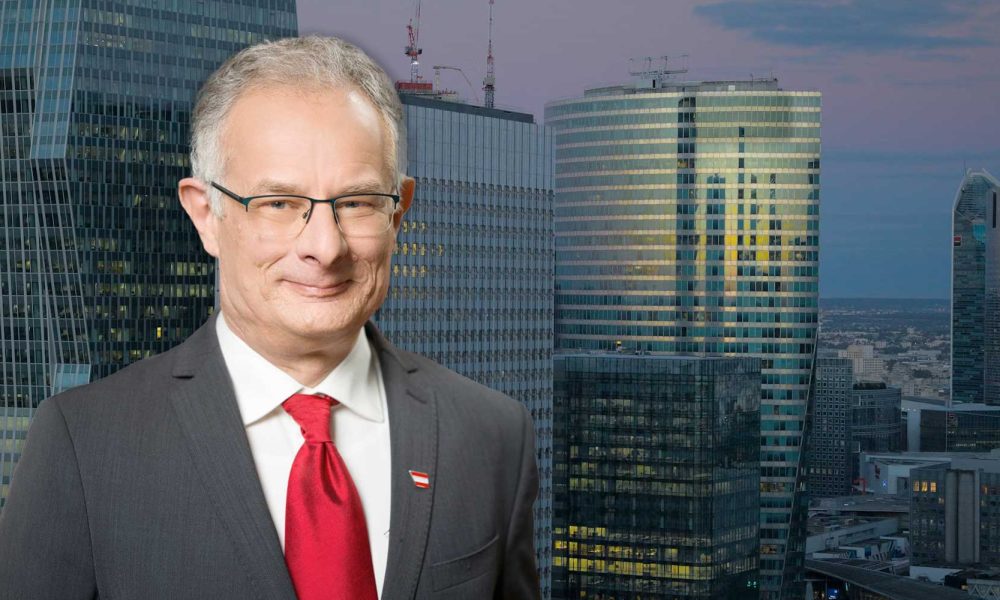 Markus Marterbauer vor Skyline (Foto: BKA & Unsplash)