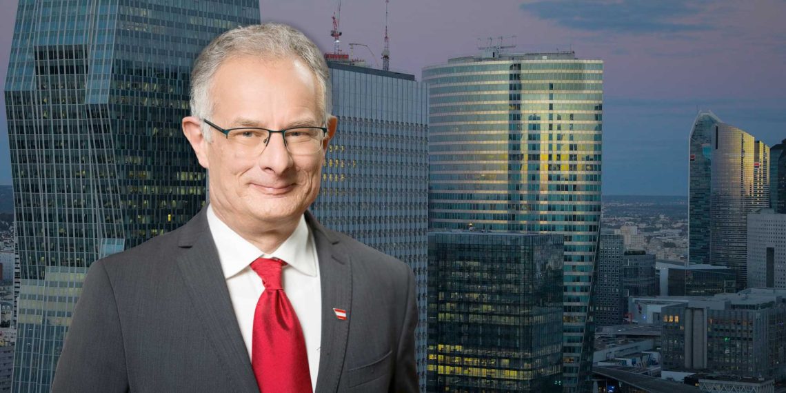 Markus Marterbauer vor Skyline (Foto: BKA & Unsplash)