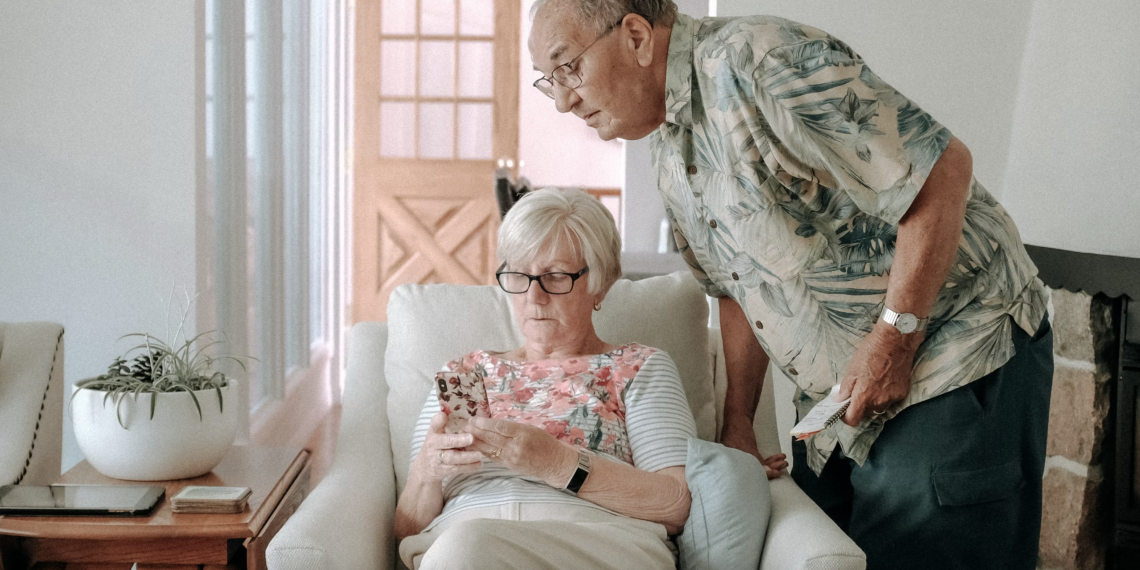 Pensionisten-Paar im Wohnzimmer. (Foto: Unsplash/Keith Tanner)