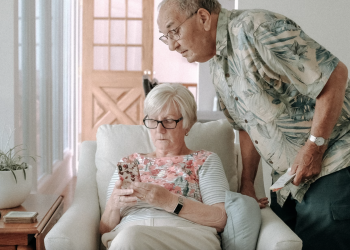 Pensionisten-Paar im Wohnzimmer. (Foto: Unsplash/Keith Tanner)