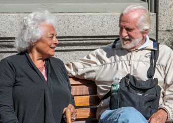 Pensionisten-Pärchen auf einer Bank.(Foto: Rusty Watson/Unsplash)