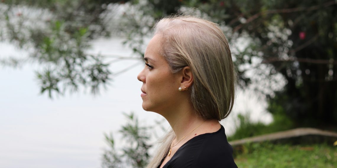 Frau sieht nachdenklich in die Ferne. (Foto: BETZY AROSEMENA/Unsplash)