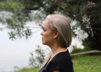 Frau sieht nachdenklich in die Ferne. (Foto: BETZY AROSEMENA/Unsplash)
