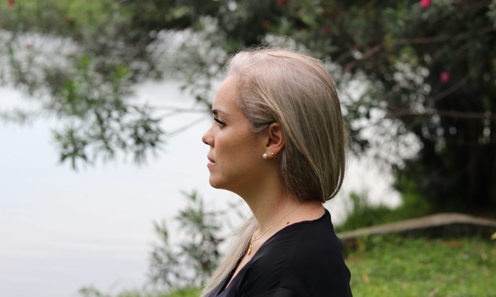 Frau sieht nachdenklich in die Ferne. (Foto: BETZY AROSEMENA/Unsplash)