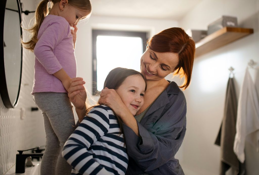 Frau mit zwei Kindern in Wohnung (Foto: Unsplash/Getty Images)