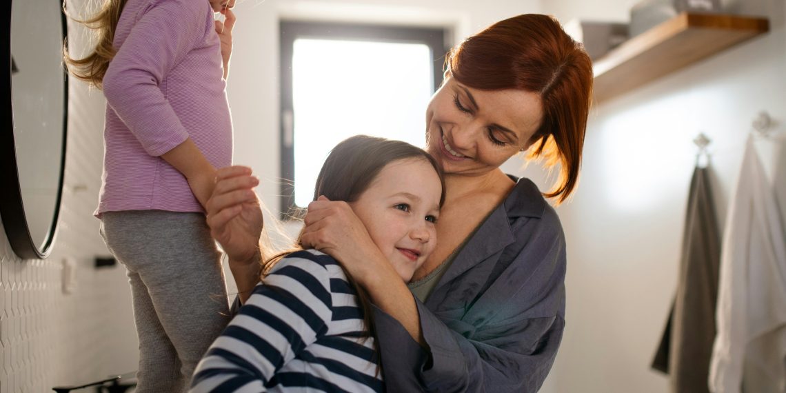Frau mit zwei Kindern in Wohnung (Foto: Unsplash/Getty Images)