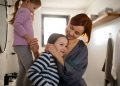Frau mit zwei Kindern in Wohnung (Foto: Unsplash/Getty Images)