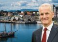 Jonas Gahr Støre - Premierminister von Norwegen - vor Foto von Oslo. (Foto: Wikepedia/Freepik, eigene Montage)