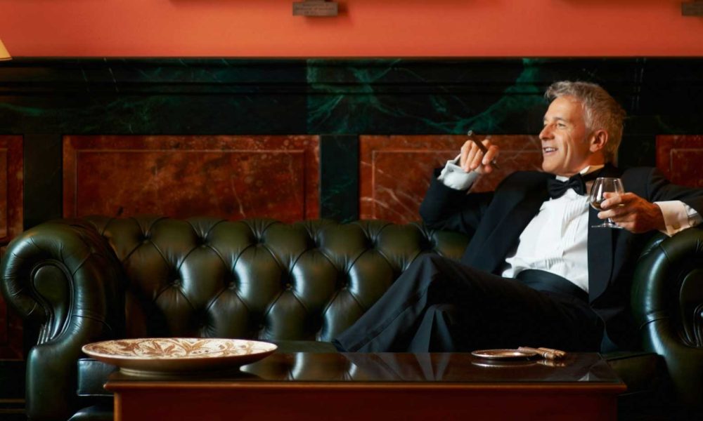 Milliardär raucht Zigarre. (Foto: Getty Images/Unsplash)