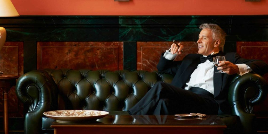 Milliardär raucht Zigarre. (Foto: Getty Images/Unsplash)