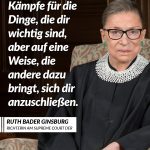 Ruth Bader Ginsburg war eine der einflussreichsten Richterinnen am Obersten Gerichtshof der Vereinigten Staaten, die nicht nur die Rechtsprechung nachhaltig geprägt, sondern auch das Leben vieler Menschen verbessert hat. Liebevoll als "Notorious RBG" bekannt, setzte sie sich energisch für die Rechte von Frauen ein und kämpfte gegen Diskriminierung aufgrund des Geschlechts. Sie wird als Ikone für Gerechtigkeit und Fortschrittlichkeit in Erinnerung bleiben. Zitat: Kämpfe für die Dinge, die dir wichtig sind, aber auf eine Weise, die andere dazu bringt, sich dir anzuschließen. Ruth Bader Ginsburg