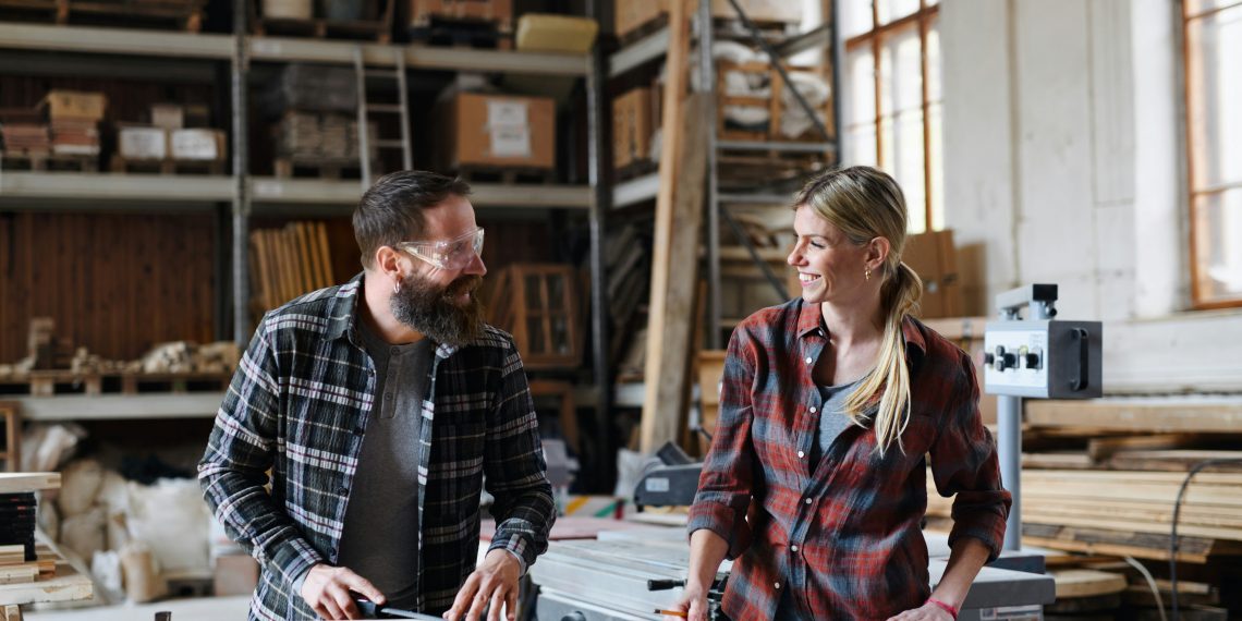 Tischler und Tischlerin bei der Arbeit (Foto: Unsplash/Getty images)