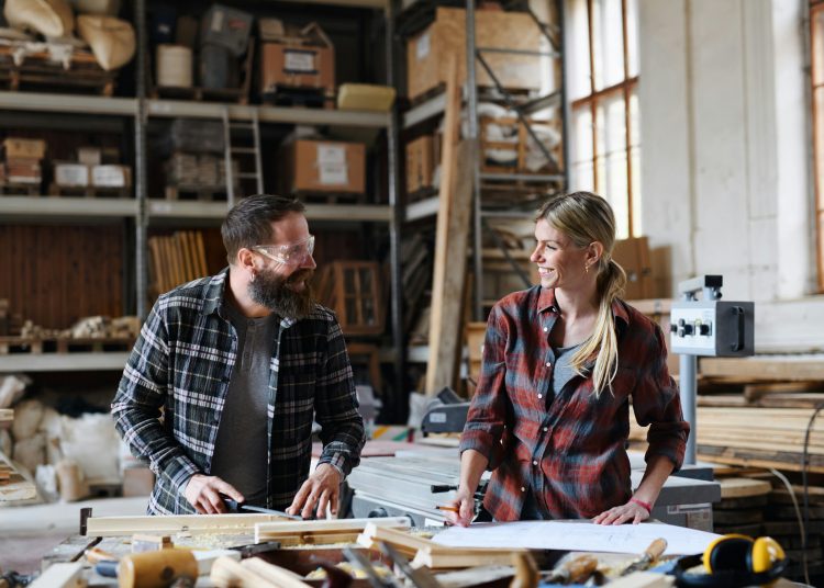 Tischler und Tischlerin bei der Arbeit (Foto: Unsplash/Getty images)