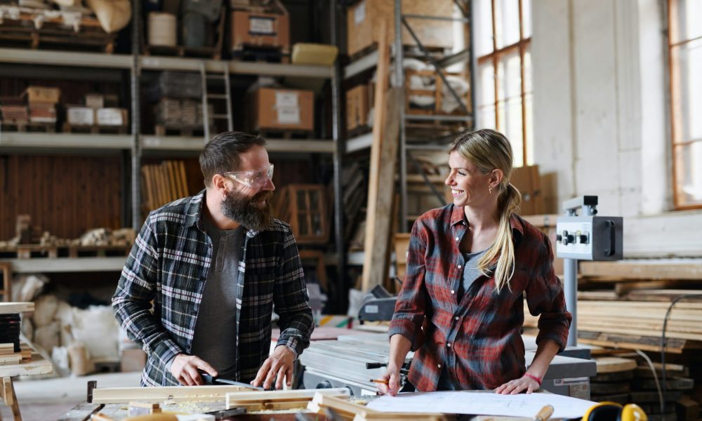 Tischler und Tischlerin bei der Arbeit (Foto: Unsplash/Getty images)