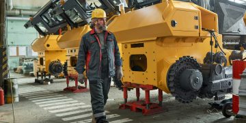 Industriearbeiter in Fabrikshalle (Foto: Unsplash/getty images)