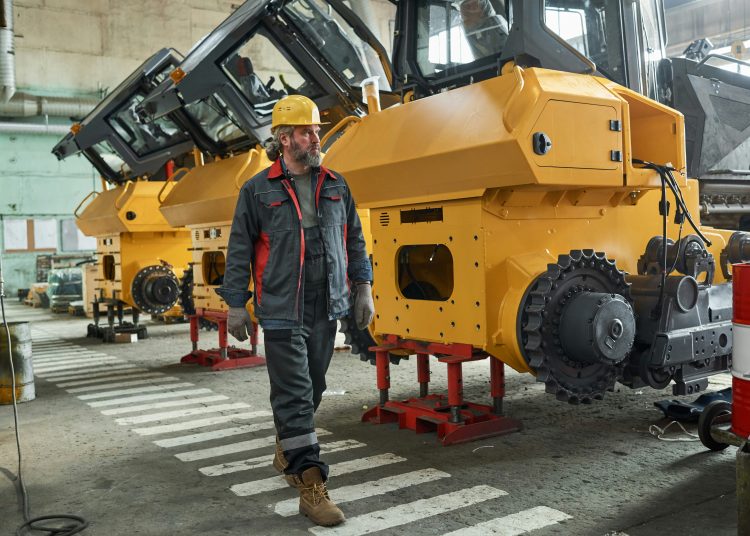 Industriearbeiter in Fabrikshalle (Foto: Unsplash/getty images)