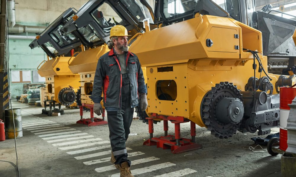 Industriearbeiter in Fabrikshalle (Foto: Unsplash/getty images)