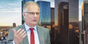 Markus Marterbauer vor Skyline