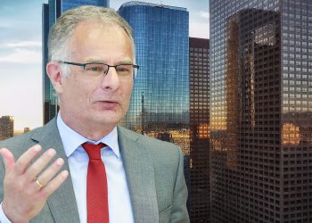 Markus Marterbauer vor Skyline