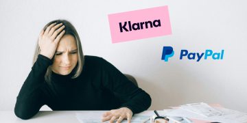 Frau sitzt am Tisch und hält sich mit genervtem Gesichtsausdruck den Kopf, vor ihr liegen Rechnungen und Papierkram. Logos von Klarna und PayPal
