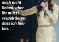 Thomas Neuwirth, besser bekannt als Conchita Wurst, gewann 2014 mit „Rise Like a Phoenix“ den Eurovision Song Contest – und wurde damit zur internationalen Symbolfigur für Toleranz, Vielfalt und Selbstbestimmung. Zitat: Wie ich immer sage: Ihr müsst mich nicht lieben, aber ihr müsst respektieren, dass ich hier bin. Thomas Neuwirth