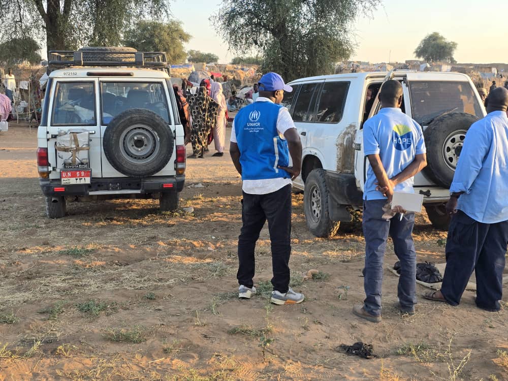 UNHCR-Team im Flüchtlingslager in Tawila. Menschen flüchten aus der Stadt Al-Fashir, die in der stark umkämpften Region Darfur liegt (Foto: © UNHCR/HOPE)