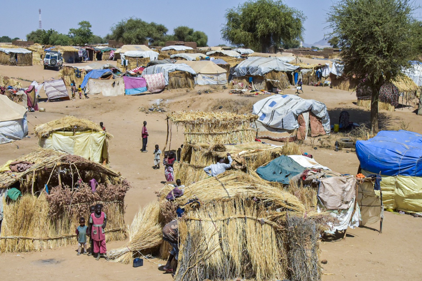 Tausende Menschen müssen aufgrund eskalierender Gewalt in der Region Darfur aus der Stadt Al-Fashir flüchten. Sie suchen Zuflucht in Tawila (Foto: © UNHCR/Mohammed Jalal)