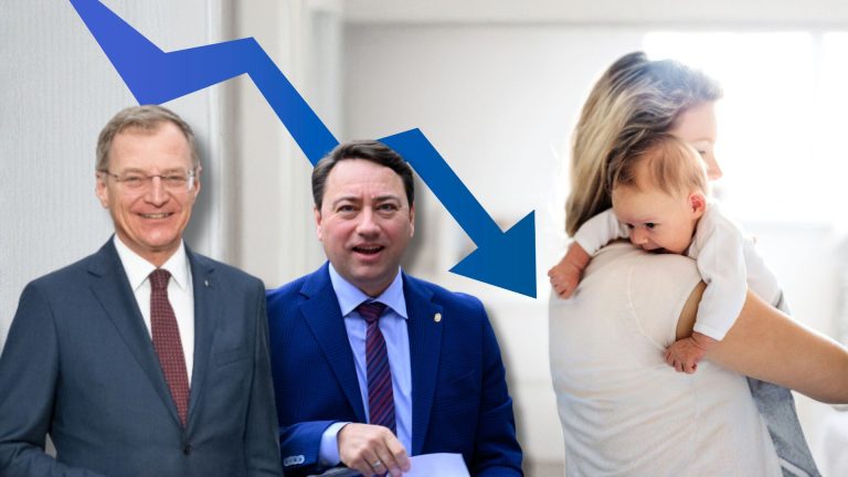 Thomas Stelzer und Manfred Haimbuchner: OÖ Landesregierung kürzt Eltern-Kind-Zuschuss. (Foto: Land OÖ/Peter Mayr; APA Picturedesk/ Werner Kerschbaummayr/fotokerschi; Unsplash/getty images; Montage)