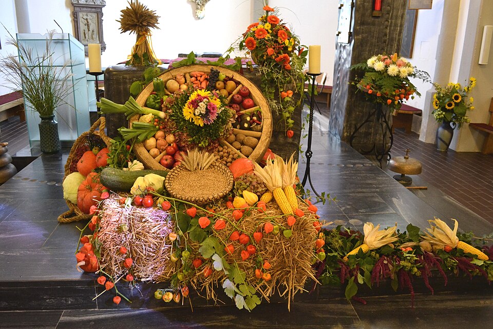 Dekoration zum Erntedankfest in der Pfarrkirche hl. Georg in Wernstein am Inn in Oberösterreich (Foto: Wikimedia Commons / CC BY 3-0)