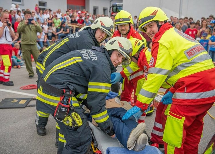 Ehrenamt in Österreich (Foto: Wikimedia Commons/Phillip Prokesch/ mit KI bearbeitet)