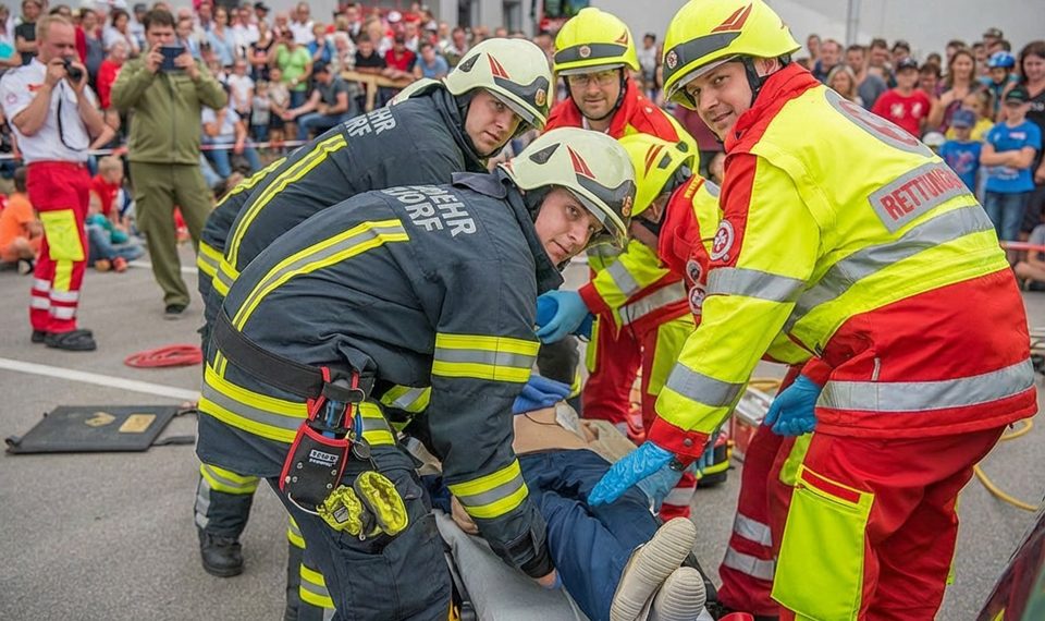 Ehrenamt in Österreich (Foto: Wikimedia Commons/Phillip Prokesch/ mit KI bearbeitet)