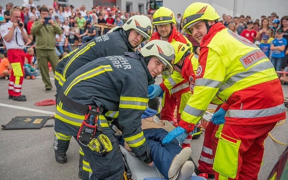 Ehrenamt in Österreich (Foto: Wikimedia Commons/Phillip Prokesch/ mit KI bearbeitet)