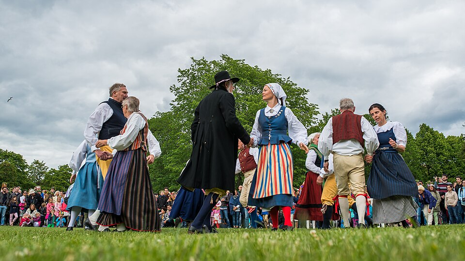 Midsommar in Schweden (Foto: Wikimedia Commons/Bengt Nyman/ CC BY 3.0)