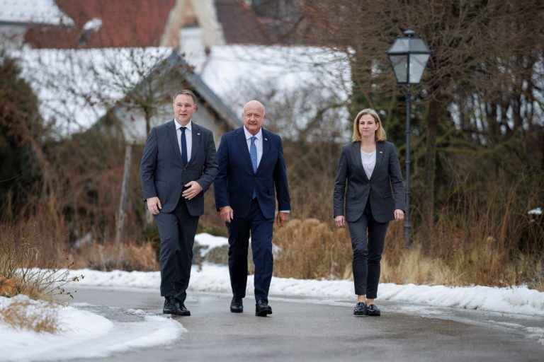 Klausurtagung der Bundesregierung in Mauterbach, Jänner 2026; mit Bundeskanzler Christian Stocker, Vizekanzler Andreas Babler und Bundesministerin Beate Meinl-Reisinger, BKA/Andy Wenzel
