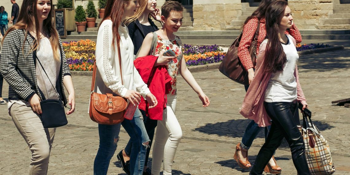 Frauen sollen Frauenhosen gut aussehen - nützlich sind Hosen nicht. (Foto: Unsplash/getty images)