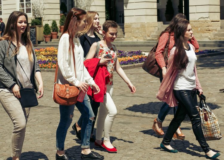 Frauen sollen Frauenhosen gut aussehen - nützlich sind Hosen nicht. (Foto: Unsplash/getty images)