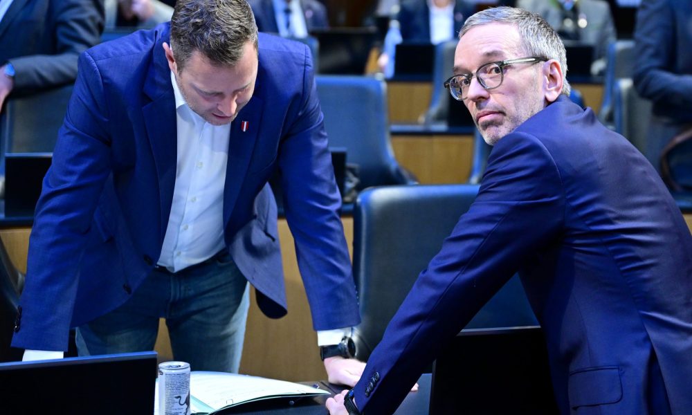 Schnedlitz und Kickl im Parlament (Foto: APA-Images / APA / Roland Schlager)