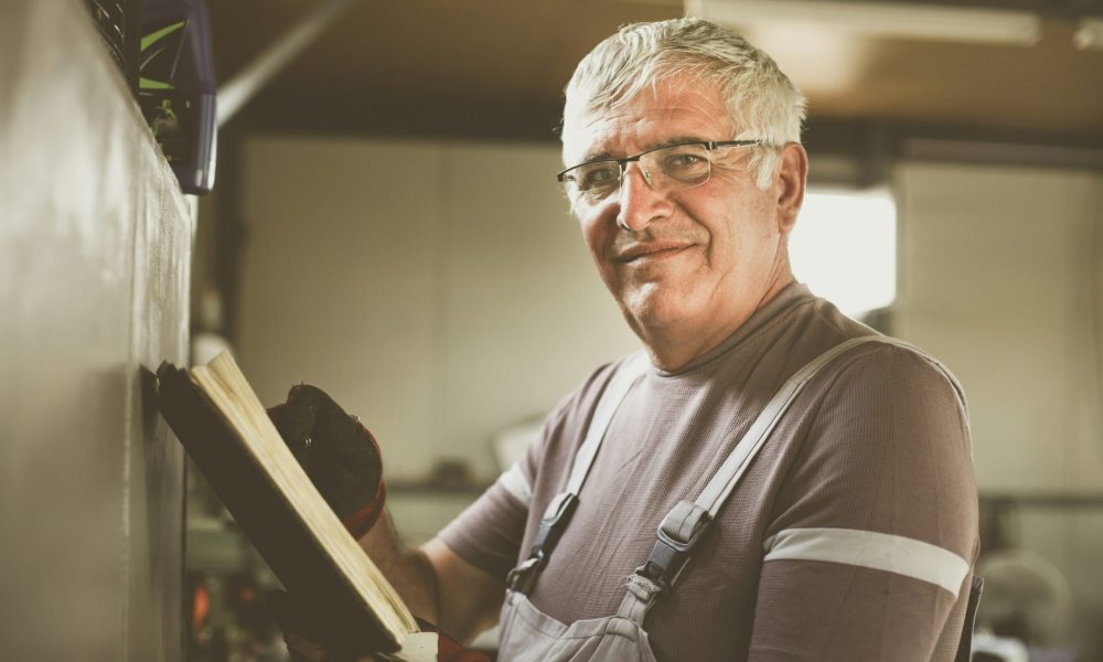 Mann arbeitet älter (Foto:Unsplash)