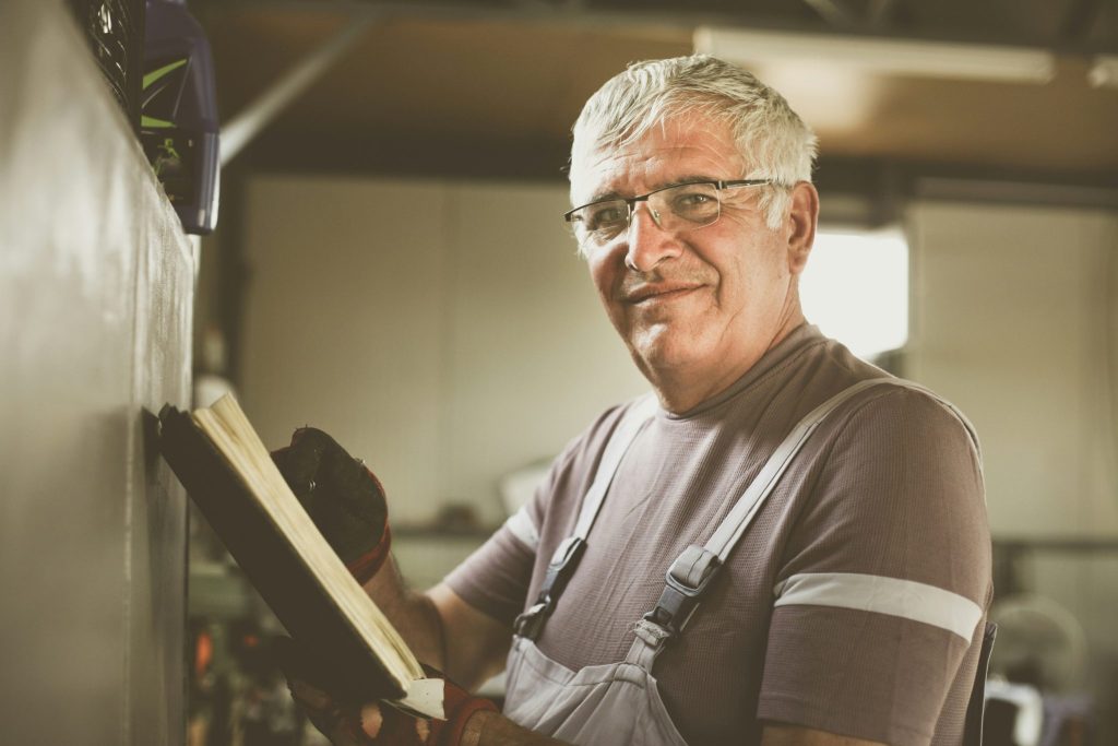 Mann arbeitet älter (Foto:Unsplash)