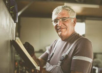 Mann arbeitet älter (Foto:Unsplash)