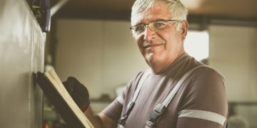 Mann arbeitet älter (Foto:Unsplash)