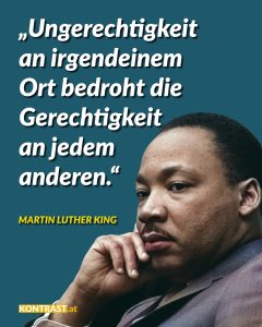 Der Bürgerrechtler und bekennende demokratische Sozialist Martin Luther King Jr. veränderte mit seinem Kampf gegen Rassismus und soziale Ungleichheit nicht nur die Vereinigten Staaten, sondern prägte eine weltweite Bewegung. Er setzte sich für die Gleichberechtigung aller Menschen ein und stellte sich ebenso gegen ökonomische Ungleichheit. Sein Prinzip des gewaltfreien Widerstands trug maßgeblich zum Ende der Rassentrennung in den USA bei und inspiriert bis heute Millionen Menschen weltweit. Am 4. April 1968 wurde Martin Luther King Jr. aufgrund seiner Überzeugungen ermordet. Die Umstände seines Todes sind bis heute nicht vollständig aufgeklärt. Zitat: Ungerechtigkeit an irgendeinem Ort bedroht die Gerechtigkeit an jedem anderen. Martin Luther King