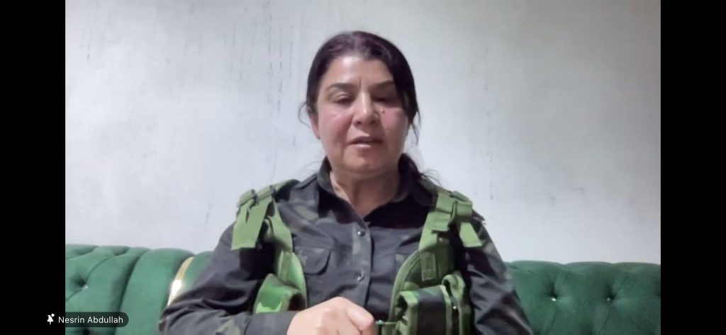 Kurden, Syrien: YPK-Kommandeurin Nesrine Abdullah (Foto: Screenshot Zoom, Pressekonferenz aus Kobane vom 22. Jänner 2026/Kontrast.at)