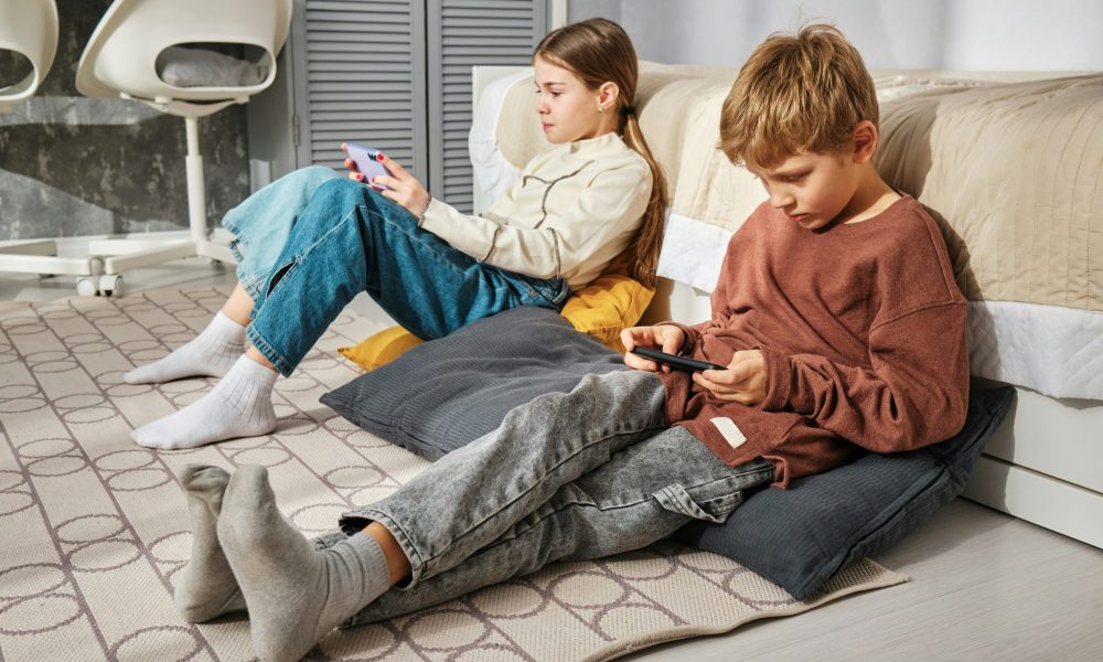 Kinder mit dem Smartphone (Foto: Unsplash/ Andrej Lišakov)